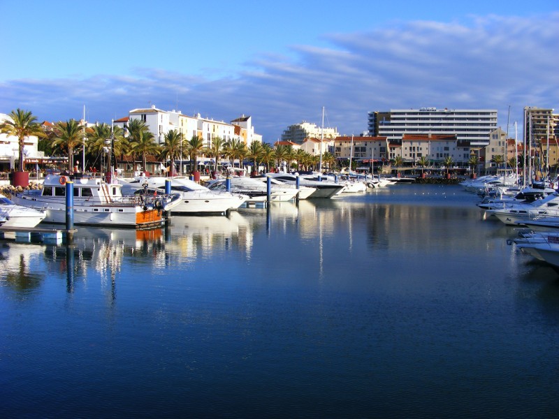 imagem da região de vilamoura com os barcos nas docas 